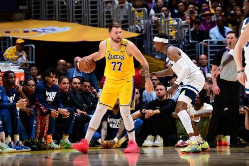 东契奇32分活塞终结湖人9连胜 詹姆斯半场0分詹金斯30分