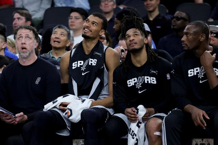 马刺6连胜双杀送热火5连败 文班26+14+5帽创历史第二人纪录