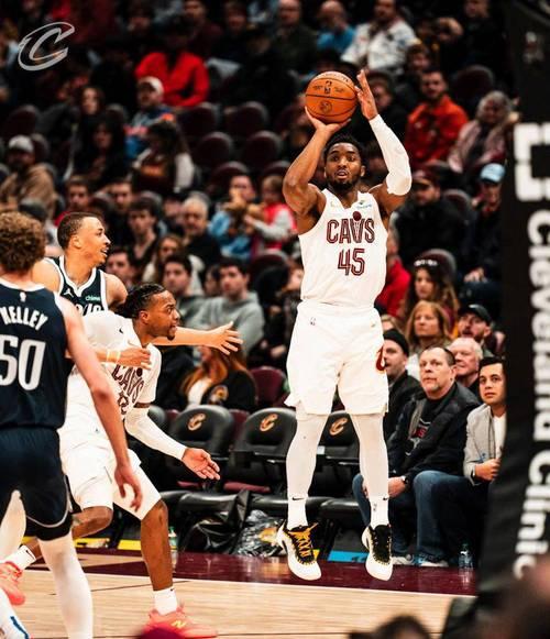 狂轰26三分追平队史纪录！黄蜂44分大胜横扫国王 三球20+6+8