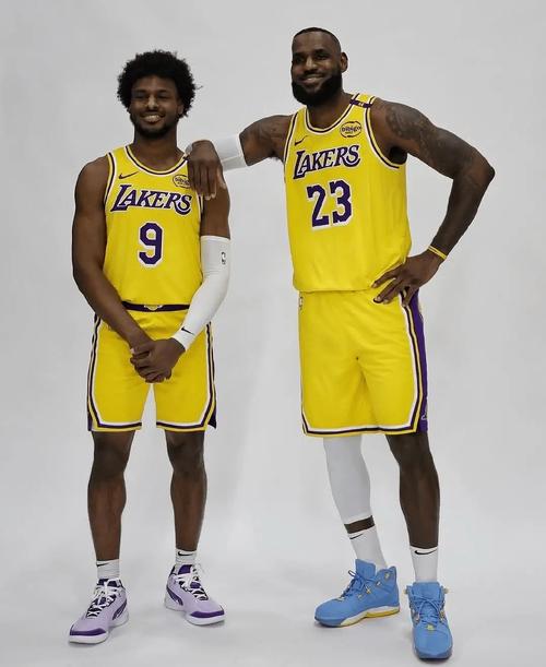 布朗尼背靠背连胜！为南湾湖人出战13次全胜：雷迪克赞他非常努力