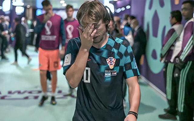 3500万爱徒无缘世界杯！47岁阿根廷主帅崩溃落泪，发布会提前离席